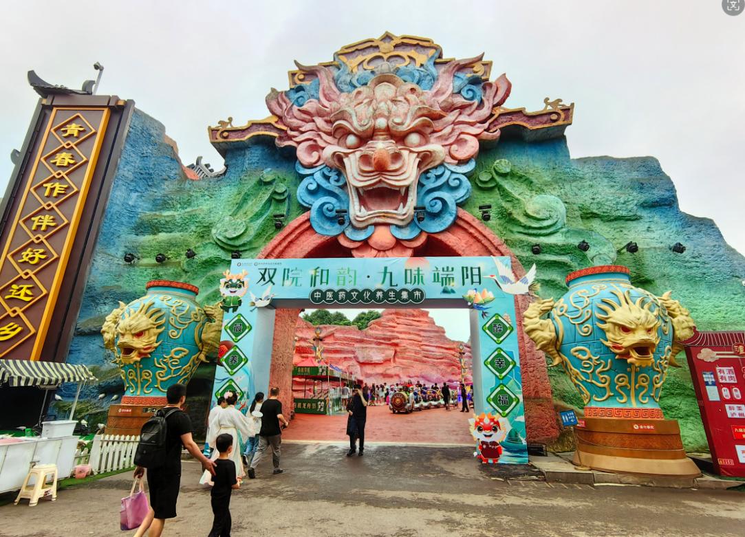 【夜市新玩法】瀘州中醫(yī)擺攤啦！  把脈+艾灸+八段錦，養(yǎng)生還能這么潮？